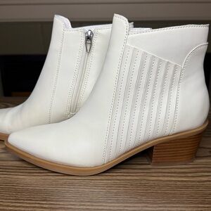 New Dolce Vita Off-White Solame Booties 6M Non-Leather Pointed Toe Stacked Heel